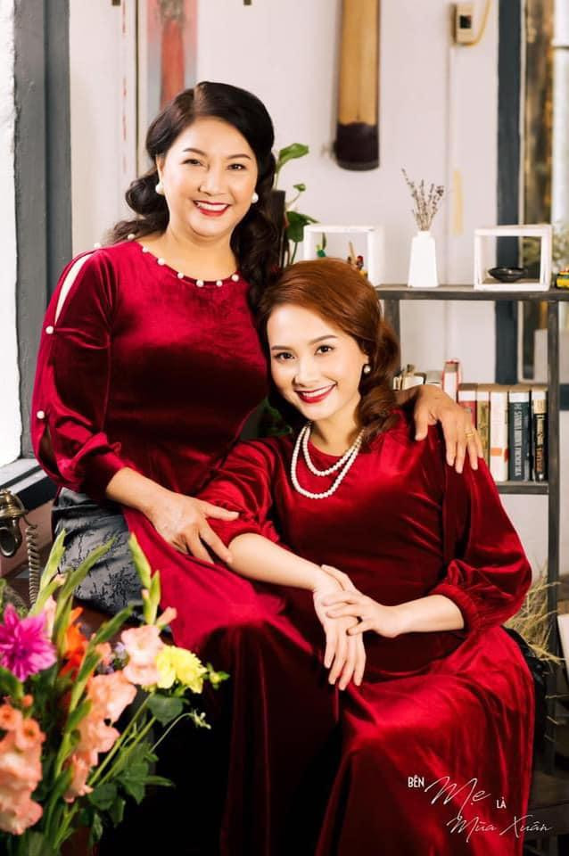 Đón Tết Nhâm Dần 2022, diễn viên Bảo Thanh cùng mẹ thực hiện bộ ảnh áo dài nhã nhặn, trang trọng.