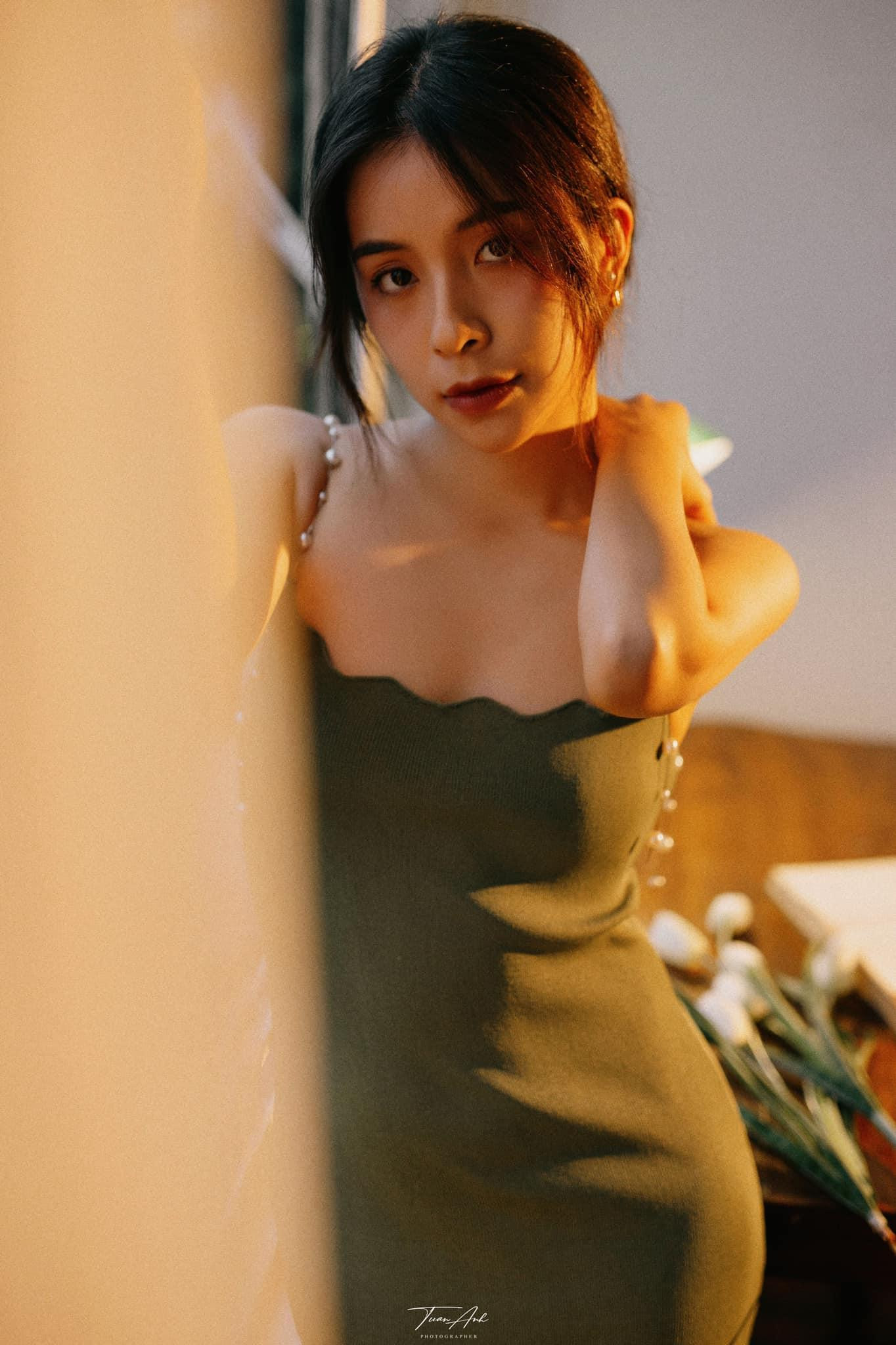 Khác với hình ảnh năng động, trẻ trung trong phim, ngoài đời Trần Vân tạo hình tượng quyến rũ, trưởng thành. Khác với hình ảnh năng động, trẻ trung trong phim, ngoài đời Trần Vân tạo hình tượng quyến rũ, trưởng thành.