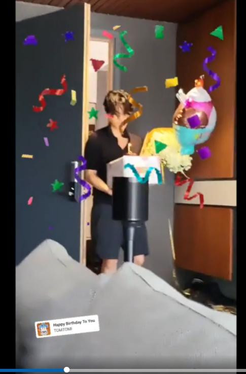 Huy Trần làm sinh nhật bất ngờ cho bạn gái. Huy Trần làm sinh nhật bất ngờ cho bạn gái.