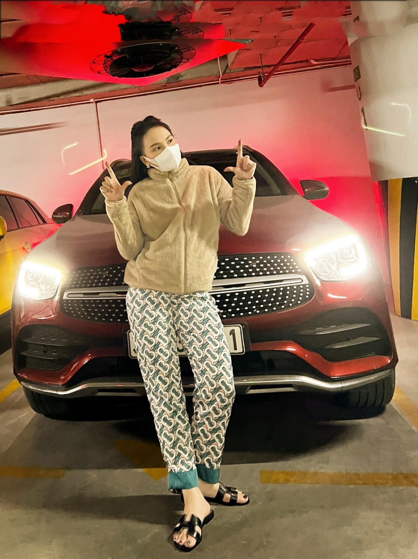 Bảo Thanh chia sẻ dí dỏm: "Nghi vấn Bảo Thanh lộ bàn chân đi tất giấy lái xe hơi đi chơi giữa đêm đông rét buốt bất thường." Bảo Thanh chia sẻ dí dỏm: "Nghi vấn Bảo Thanh lộ bàn chân đi tất giấy lái xe hơi đi chơi giữa đêm đông rét buốt bất thường."