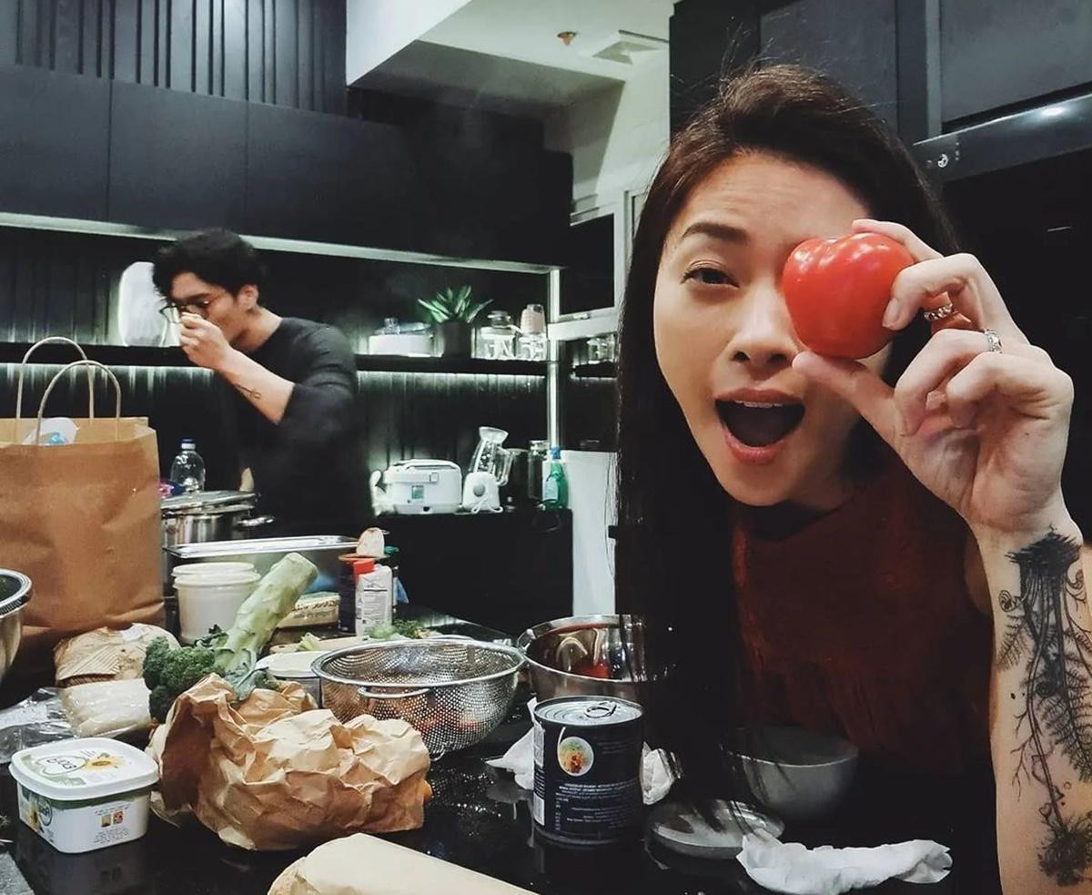 Cặp đôi thường xuyên chia sẻ các buổi nấu ăn chung. Cặp đôi thường xuyên chia sẻ các buổi nấu ăn chung.