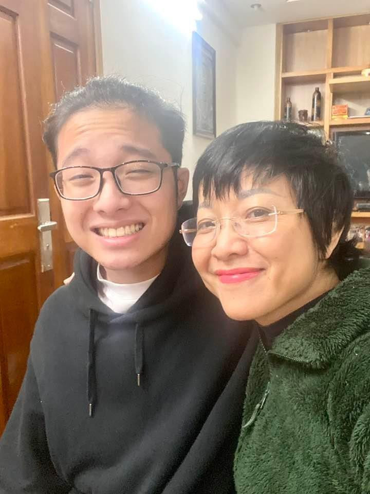 MC Thảo Vân chia sẻ khoảnh khắc đón năm mới: &quot;Thế là hết một năm rồi…Một năm mà chúng ta đã ở trong nhà quá nhiều so với tất cả các năm, rất nhiều việc chưa làm được, rất nhiều nơi chưa đi, rất nhiều người chưa gặp…Qua đi hết nhé mọi điều không vui! Chào đón 2022 với thật nhiều hy vọng, yêu thương.&quot;