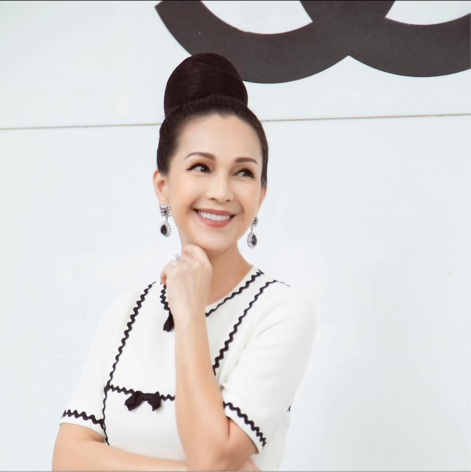 Trong buổi livestream, người đẹp khẳng định cô giữ gìn nhan sắc và không sử dụng phẫu thuật thẩm mỹ. "Trên người tôi không có gì là giả, trừ mi giả. Tóc thật, da cũng thật luôn."