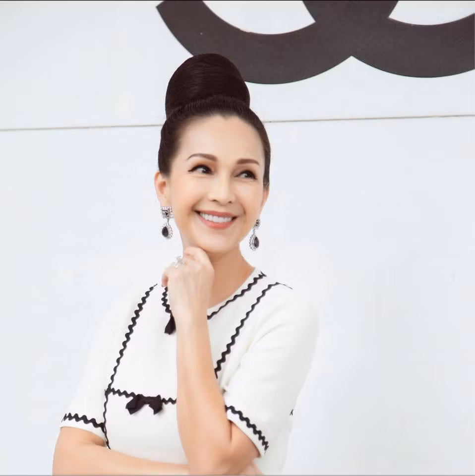 Trong buổi livestream, người đẹp khẳng định cô giữ gìn nhan sắc và không sử dụng phẫu thuật thẩm mỹ. "Trên người tôi không có gì là giả, trừ mi giả. Tóc thật, da cũng thật luôn."