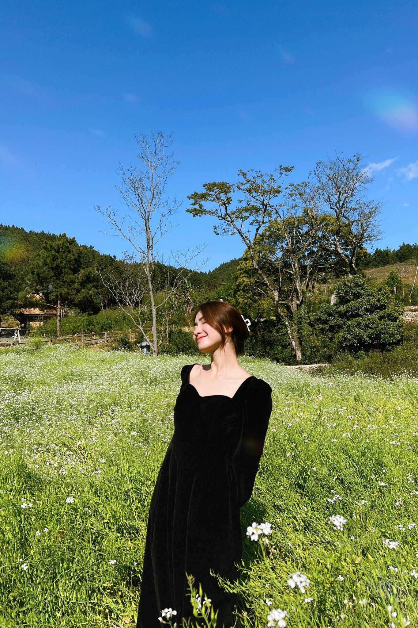 Sau nhiều ồn ào về chuyện tình cảm, Hòa Minzy xuất hiện trở lại trang cá nhân với loạt hình ảnh an yên, rạng rỡ.