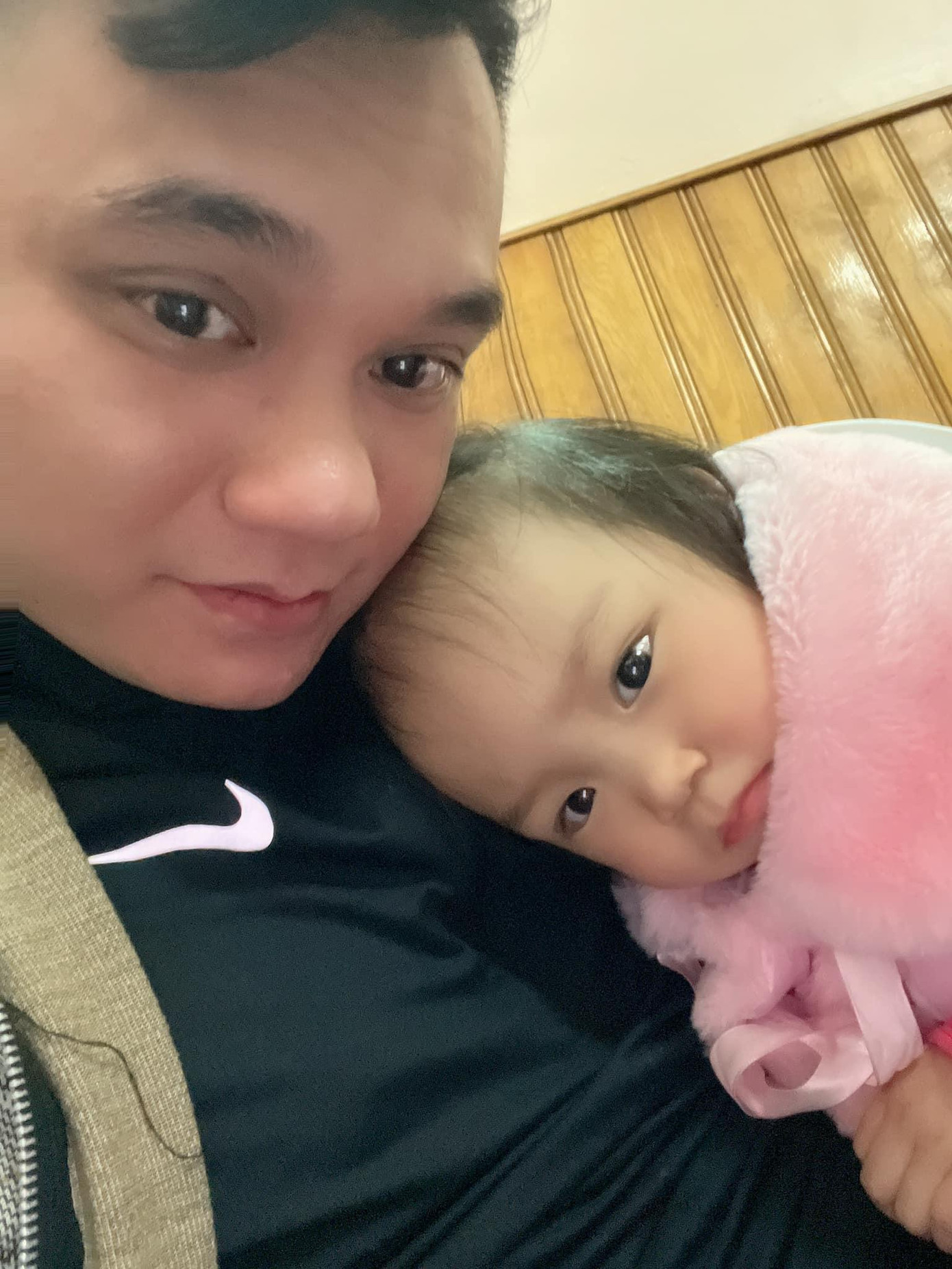 Khắc Việt đăng ảnh bên con gái nhỏ.