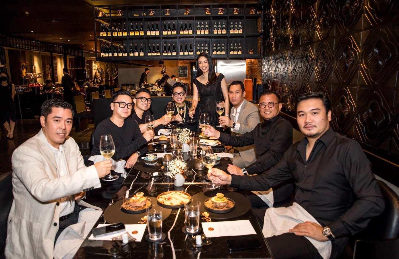 "Một buổi tối ấm cúng, nhỏ xinh với những người bạn yêu quý, được thưởng thức menu quá đặc biệt ở một nơi thật đẹp... Mọi thứ chỉnh chu trên cả tuyệt vời." - hoa hậu chia sẻ.