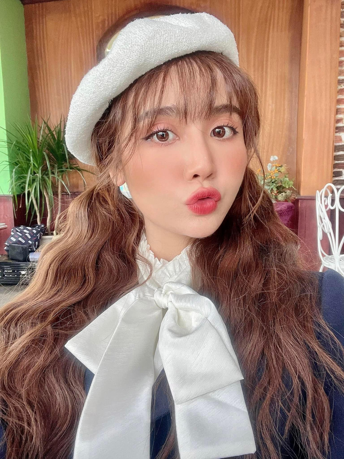 Trên trang cá nhân, Huyền Lizze đăng tải ảnh dễ thương và chia sẻ: &quot;Phan Minh Huyền 2003, 2004&quot;. Bước sang tuổi ngoài 30 nhưng Huyền Lizze liên tục khiến khán giả &quot;đổ gục&quot;.