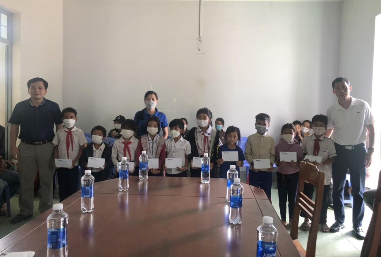 Ông Trần Tuấn Anh - Phó Vụ trưởng Vụ Tuyên truyền, Ủy ban Dân tộc và ông Hà Hồng Long - Trưởng Ban Dự án Truyền thông, Báo Tiền Phong trao quà cho các em học sinh thuộc hộ nghèo tại xã Đắk Long, huyện Đăk Glei, tỉnh Kom Tum. Ông Trần Tuấn Anh - Phó Vụ trưởng Vụ Tuyên truyền, Ủy ban Dân tộc và ông Hà Hồng Long - Trưởng Ban Dự án Truyền thông, Báo Tiền Phong trao quà cho các em học sinh thuộc hộ nghèo tại xã Đắk Long, huyện Đăk Glei, tỉnh Kom Tum.