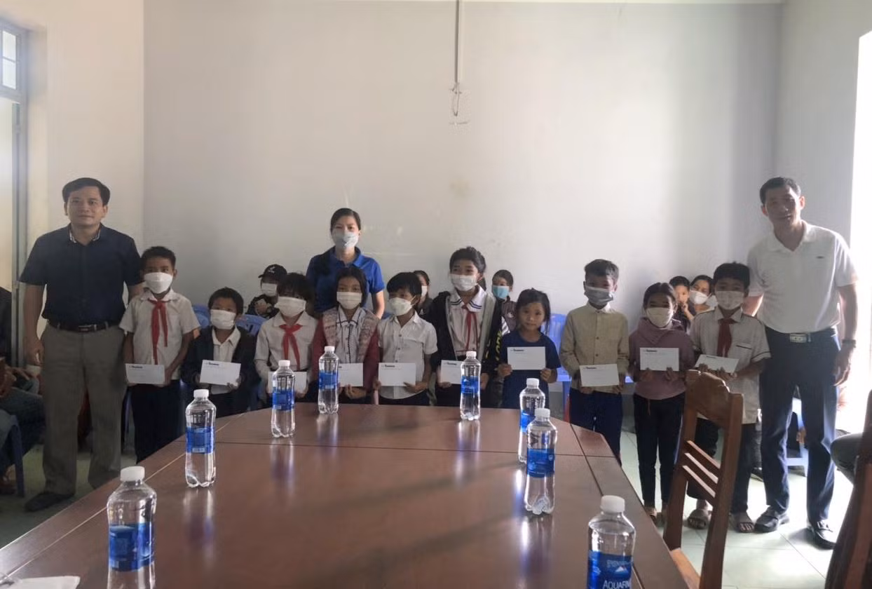 Ông Trần Tuấn Anh - Phó Vụ trưởng Vụ Tuyên truyền, Ủy ban Dân tộc và ông Hà Hồng Long - Trưởng Ban Dự án Truyền thông, Báo Tiền Phong trao quà cho các em học sinh thuộc hộ nghèo tại xã Đắk Long, huyện Đăk Glei, tỉnh Kom Tum. Ông Trần Tuấn Anh - Phó Vụ trưởng Vụ Tuyên truyền, Ủy ban Dân tộc và ông Hà Hồng Long - Trưởng Ban Dự án Truyền thông, Báo Tiền Phong trao quà cho các em học sinh thuộc hộ nghèo tại xã Đắk Long, huyện Đăk Glei, tỉnh Kom Tum.