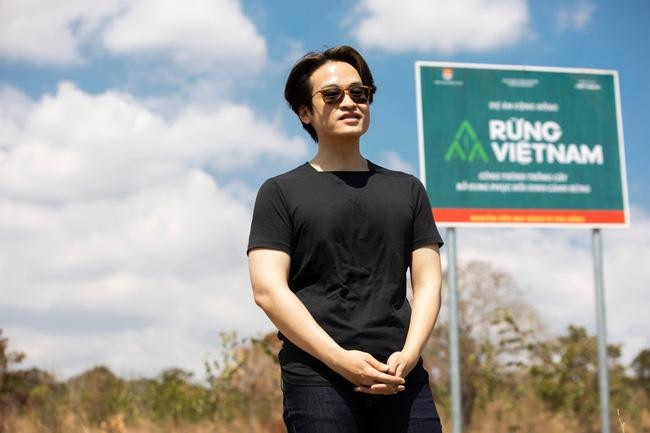 Tiếp tục dự án được khởi động từ năm 2019, Hà Anh Tuấn cùng những người bạn đã trồng cây cho cánh rừng Việt Nam thứ 4 vào hôm 11/1.