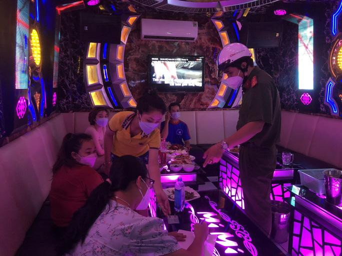 Qua kiểm tra, lực lượng chức năng phát hiện quán karaoke vẫn hoạt động, phớt lờ yêu cầu của UBND TPHCM