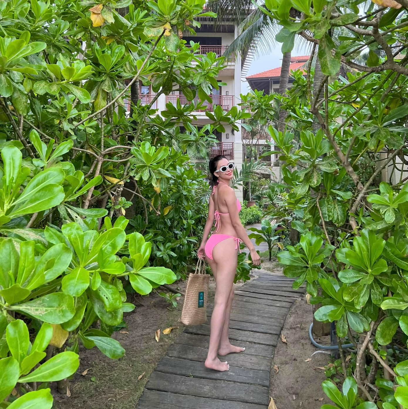 Không chỉ tôn lên vẻ gợi cảm, bộ bikini giúp nàng hậu tự tin tạo dáng dễ thương, năng động.