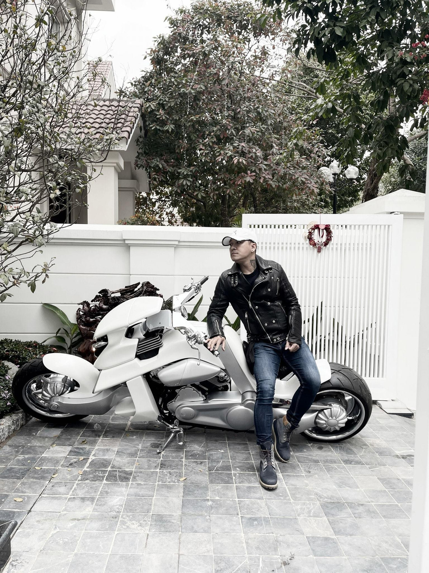 Tuấn Hưng tung ảnh tạo dáng bên siêu xe.