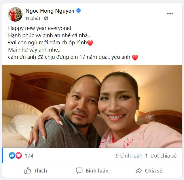 &quot;Happy new year everyone! Hạnh phúc và bình an nhé cả nhà…Đợi con ngủ mới dám chụp hình. Mãi như vậy anh nhé. Cảm ơn anh đã chịu đựng em 17 năm qua.. yêu anh.” - Ca sĩ Hồng Ngọc chia sẻ.
