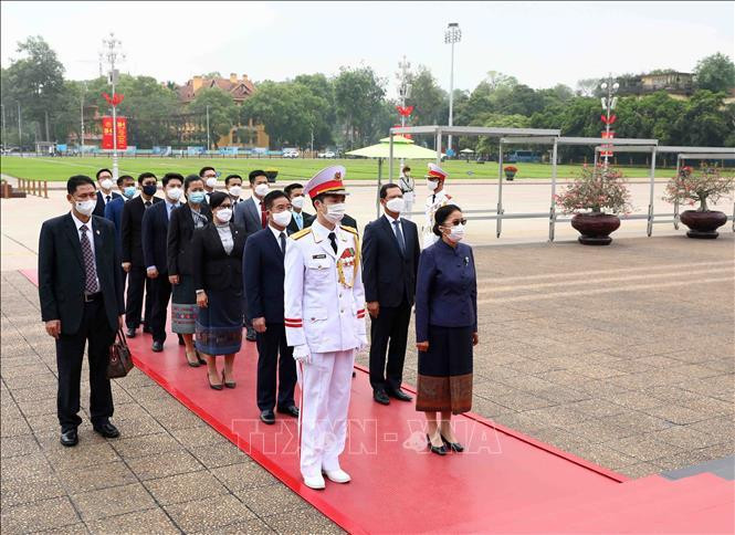 Phó Chủ tịch nước Cộng hòa Dân chủ Nhân dân Lào Pany Yathotou viếng Chủ tịch Hồ Chí Minh. Phó Chủ tịch nước Cộng hòa Dân chủ Nhân dân Lào Pany Yathotou viếng Chủ tịch Hồ Chí Minh.