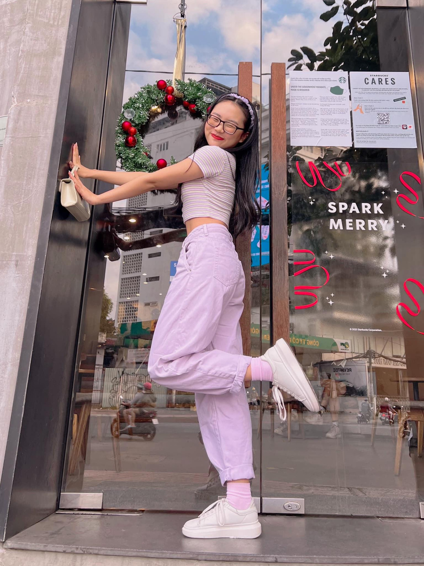 Phương Mỹ Chi dí dỏm, vui vẻ gửi năng lượng tích cực tới khán giả. Phương Mỹ Chi dí dỏm, vui vẻ gửi năng lượng tích cực tới khán giả.