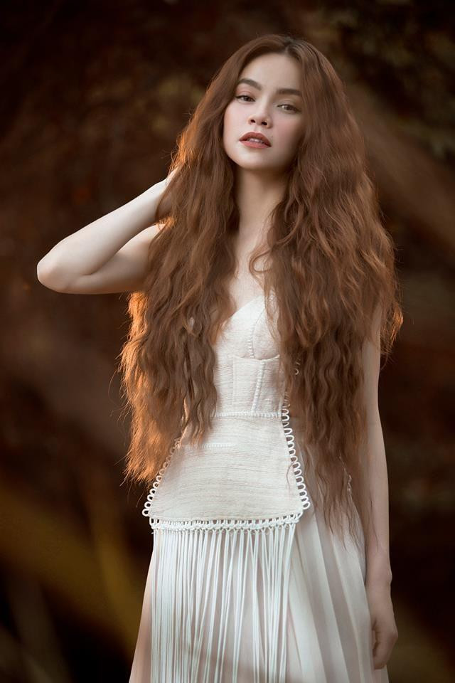 Đáng nói, dù đã là mẹ 3 con nhưng "suối tóc" mượt của nữ ca sĩ vẫn được giữ gìn, óng mượt. Trong nhiều sự kiện, mái tóc của nữ ca sĩ từng khiến cô nổi bật hơn cả, tạo nhiều shoot hình ấn tượng chiếm trọn "triệu tim".