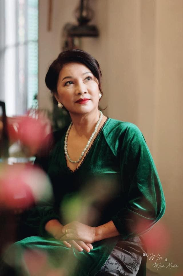 Tuy đã ở tuổi nghỉ hưu nhưng mẹ ruột Bảo Thanh vẫn sở hữu nét đẹp nền nã, trẻ trung không hề thua kém con gái.