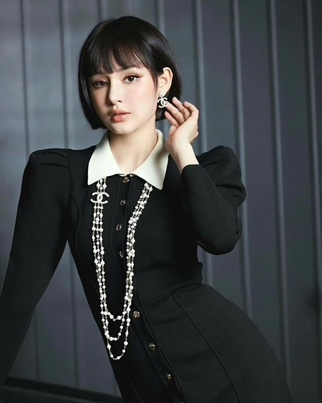 Nữ ca sĩ từng chia sẻ: “Tôi tự đặt áp lực cho bản thân khi liên tục thức khuya và lo lắng về công việc. Ban ngày tôi có lịch đi học hát, học nhảy, buổi tối chạy show rồi ban đêm trở về nhà lại suy nghĩ đến kế hoạch tương lai. Việc ăn uống không điều độ, cộng thêm sự trăn trở về nghề khiến sức khoẻ của tôi thường xuyên gặp vấn đề. Có những ngày tôi mệt mỏi đến mức không muốn dậy nhưng vẫn phải đi hát. Và khi đứng trước hàng trăm khán giả, thấy họ thuộc lòng ca khúc của mình, tôi hạnh phúc đến mức bật khóc….”.