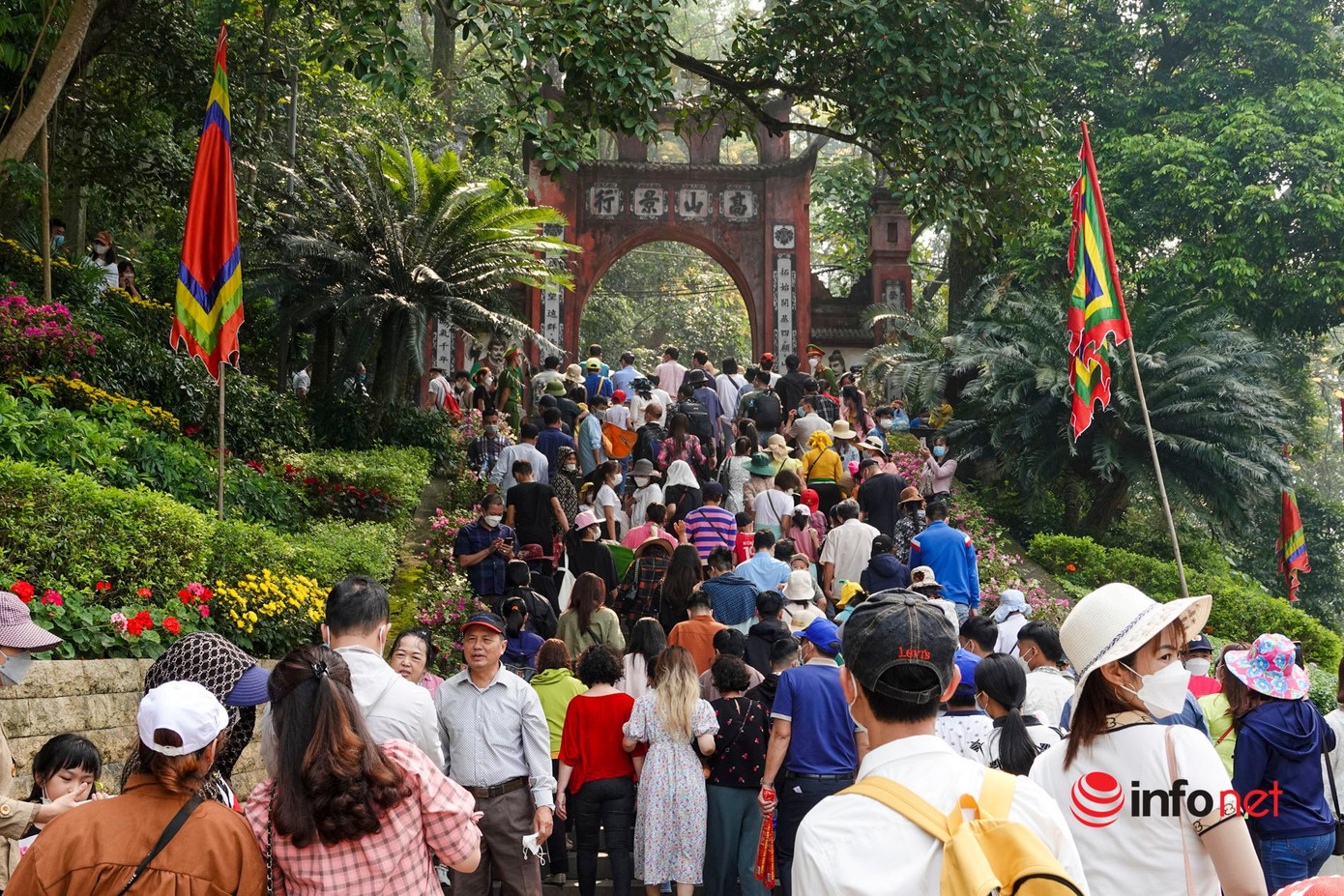 Ông Lê Trường Giang, Giám đốc khu di tích lịch sử Đền Hùng cho biết, năm nay, do tình hình dịch bệnh đã bớt căng thẳng nên lượng khách đổ về dự kiến đông hơn năm ngoái. Riêng trong 2 ngày mùng 2,3/3 âm lịch, đền Hùng đã đón hơn 20.000 lượt du khách. Còn hôm qua (8/3 âm lịch), chúng tôi cũng đón hơn 10.000 lượt khách.