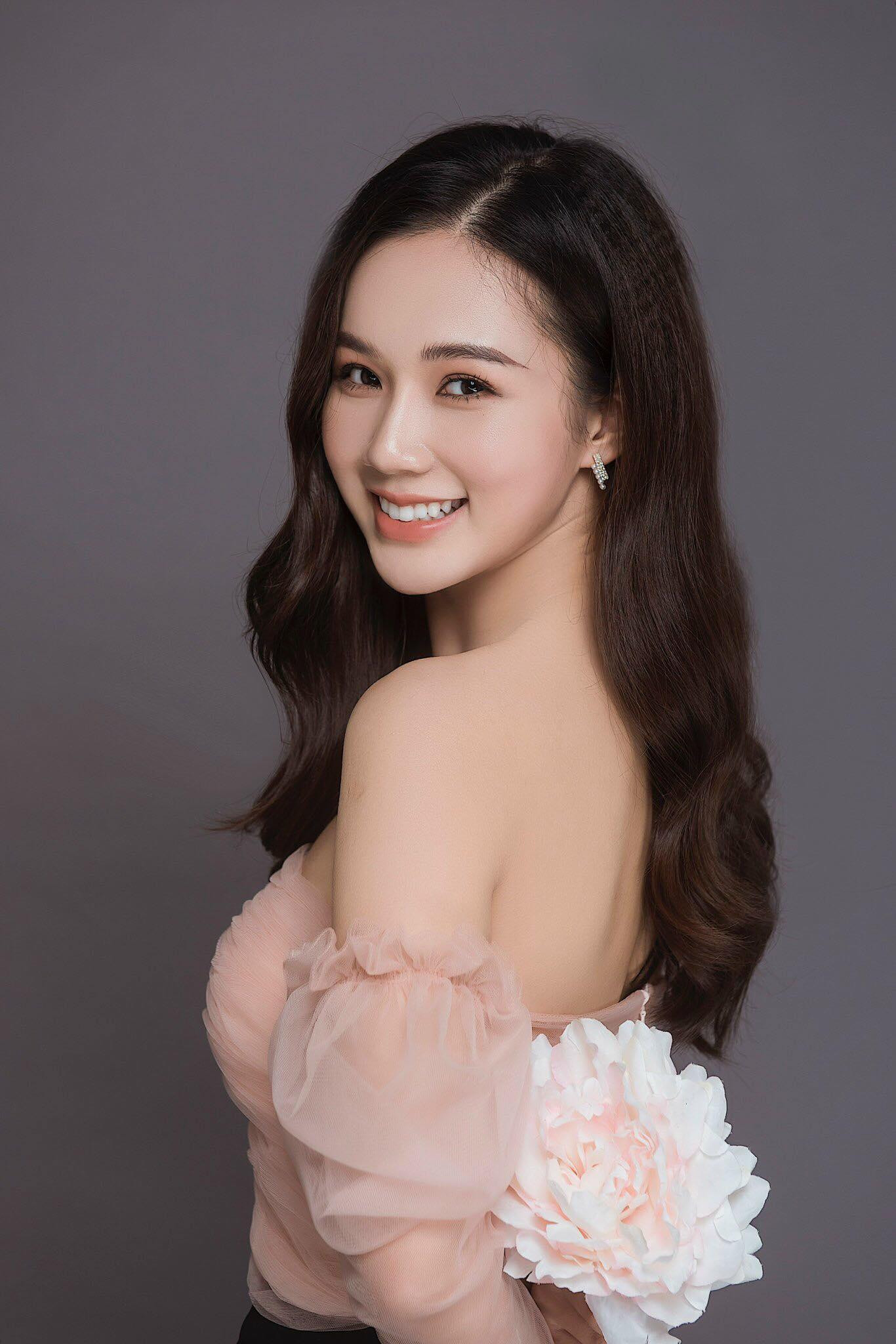 Các bộ ảnh người đẹp đăng tải trên trang cá nhân đều nhận được nhiều lời khen từ người hâm mộ. Tuy nhiên, trang phục của cô trong "Phố trong làng" từng gây nhiều tranh cãi bởi không phù hợp. Các bộ ảnh người đẹp đăng tải trên trang cá nhân đều nhận được nhiều lời khen từ người hâm mộ. Tuy nhiên, trang phục của cô trong "Phố trong làng" từng gây nhiều tranh cãi bởi không phù hợp.