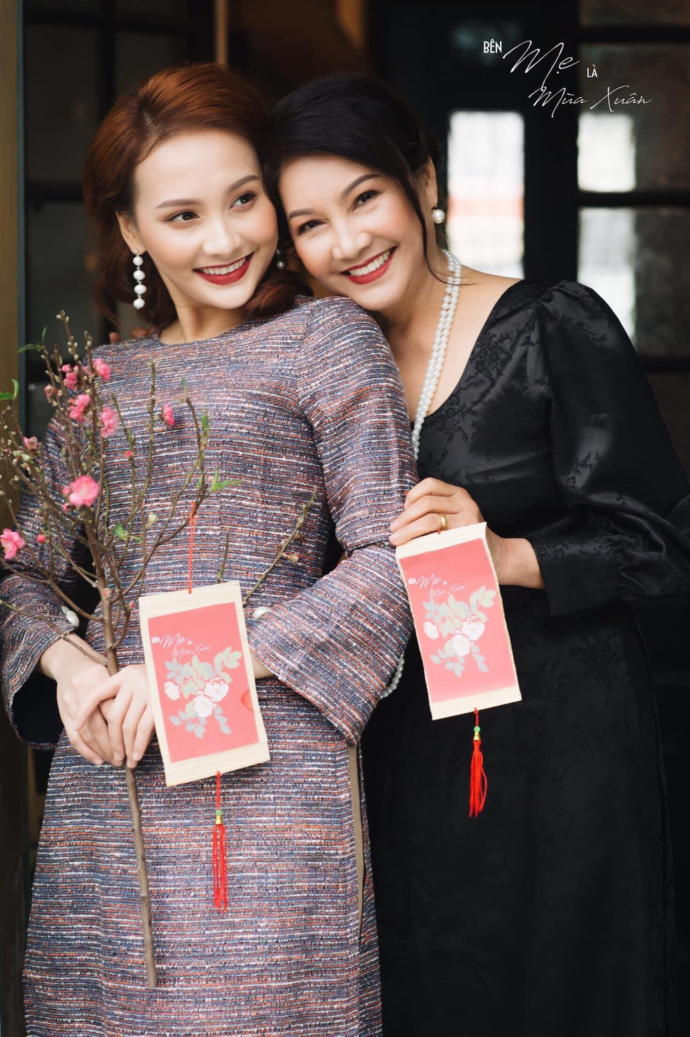 Kèm đó, những bức hình của hai mẹ con diễn viên được khắc ghi dòng chữ ý nghĩa "Bên mẹ là mùa xuân".