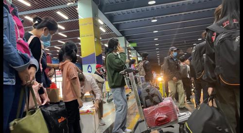 Theo ghi nhận, từ ngày 9 đến 13-2, nếu không thỏa thuận được với “cò” thì hành khách phải vật vạ chờ taxi ở sân bay Tân Sơn Nhất. Ảnh: Ý LINH