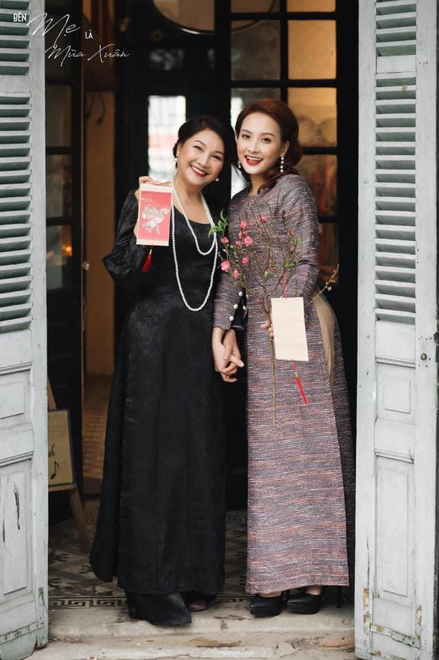 Chia sẻ về bộ ảnh, Bảo Thanh tự hào viết: "Xinh đẹp thế này thì chỉ có thể là mẹ em thôi".