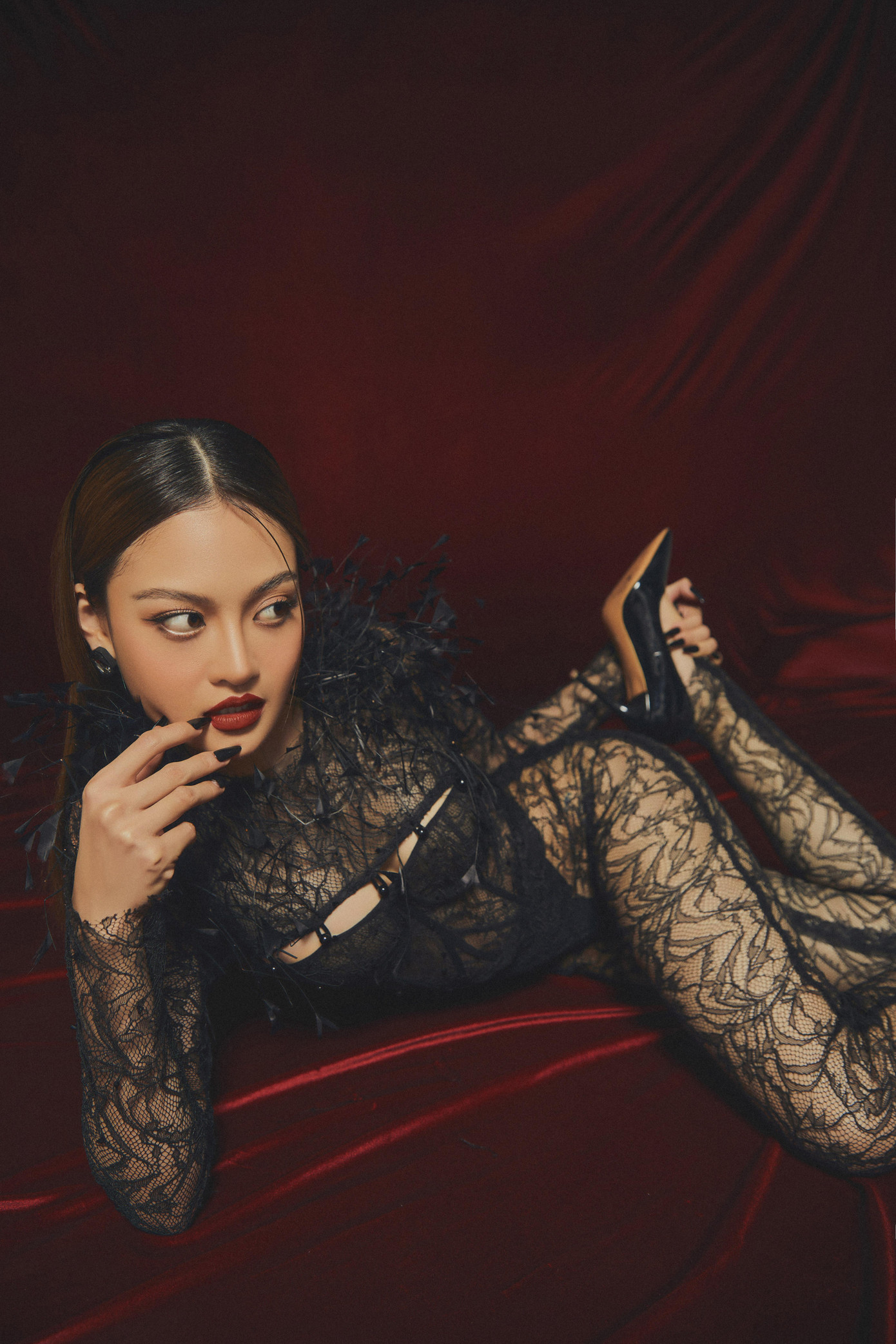 Concept lần này có phần táo bạo khi nữ diễn viên chọn những trang phục màu tối, ren bó sát tôn lên đường cong cơ thể.