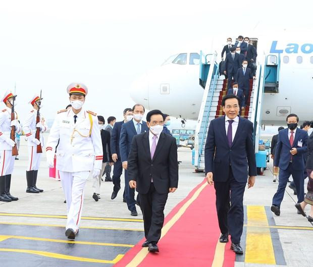 Bộ trưởng, Chủ nhiệm Văn phòng Chính phủ Trần Văn Sơn đón Thủ tướng Lào Phankham Viphavanh tại sân bay quốc tế Nội Bài, Hà Nội. Ảnh: TTXVN