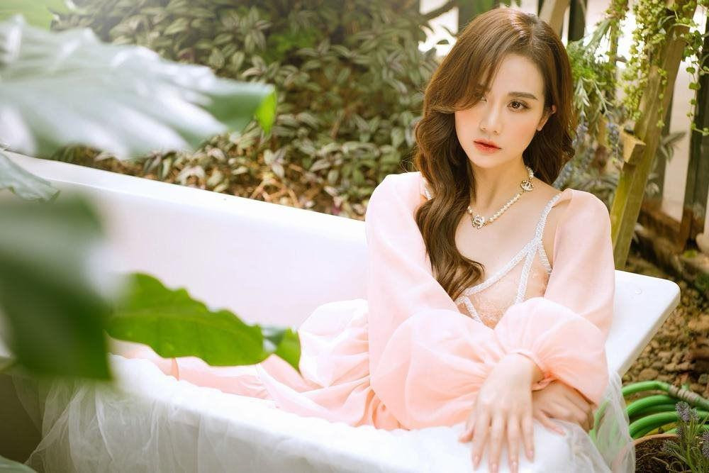 Gần đây, Huyền Lizzie trở lại màn ảnh với vai diễn Vân Trang trong phim "Thương ngày nắng về" gây "sốt".