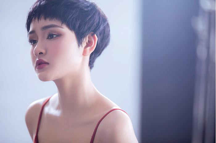 Sinh năm 1997, Hiền Hồ đạt những dấu mốc đáng nhớ trong sự nghiệp ca hát. Nữ ca sĩ giành giải Á quân chương trình Giọng hát Việt khi mới 20 tuổi.