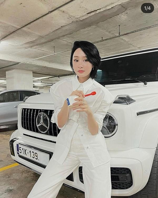 Nhờ sự cố gắng, chăm chỉ, Hiền Hồ dần sở hữu trong tay cuộc sống mơ ước. Năm qua, nữ ca sĩ xuất hiện với loạt hình ảnh khoe nhan sắc lên hương thời trang thăng hạng. Trên trang cá nhân, Hiền Hồ từng hạnh phúc khoe tậu chiếc xế hộp có giá chục tỷ đồng.