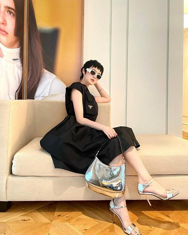 Năm 2016, Hiền Hồ thử sức ở cuộc thi X-Factor nhưng không tạo được ấn tượng. Cô quyết tâm ‘chinh chiến’ ở The Voice 2017. Tại vòng Giấu mặt, cô khiến khán giả bùng nổ bởi màn mashup ấn tượng Lặng thầm một tình yêu và Wrecking Ball của Miley Cyrus. Cuối cùng, Hiền Hồ đoạt ngôi Á quân chung cuộc.