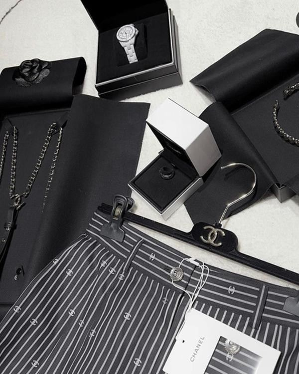 Sau loạt sóng gió, thị phi bủa vậy, cô bình tâm, tập trung sự nghiệp và gặt hái những thành công nhất định.