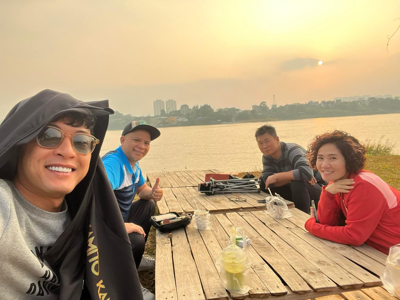 "Cuộc họp chuẩn bị cho hành trình tái diễn lại slogan … đi đâu cũng được, miễn là đi cùng nhau…" - Hồng Đăng chia sẻ. "Cuộc họp chuẩn bị cho hành trình tái diễn lại slogan … đi đâu cũng được, miễn là đi cùng nhau…" - Hồng Đăng chia sẻ.