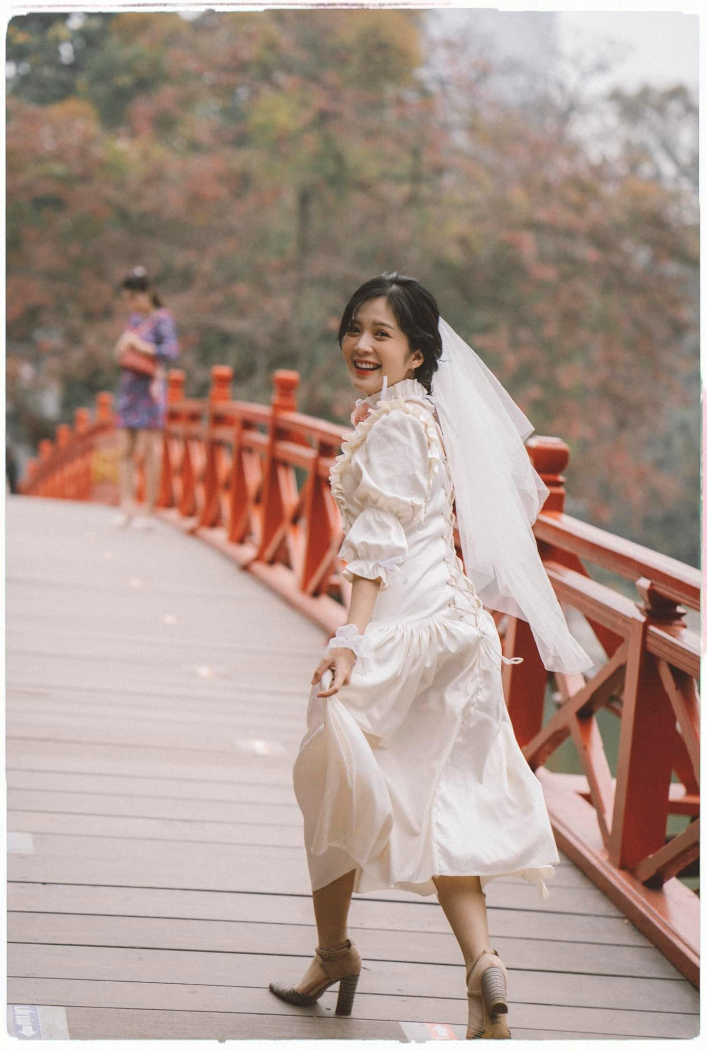 Nhan sắc lên hương của nữ diễn viên trẻ khiến nhiều khán giả ngóng chờ vai diễn mới của cô trong bộ phim sắp tới. Nhan sắc lên hương của nữ diễn viên trẻ khiến nhiều khán giả ngóng chờ vai diễn mới của cô trong bộ phim sắp tới.