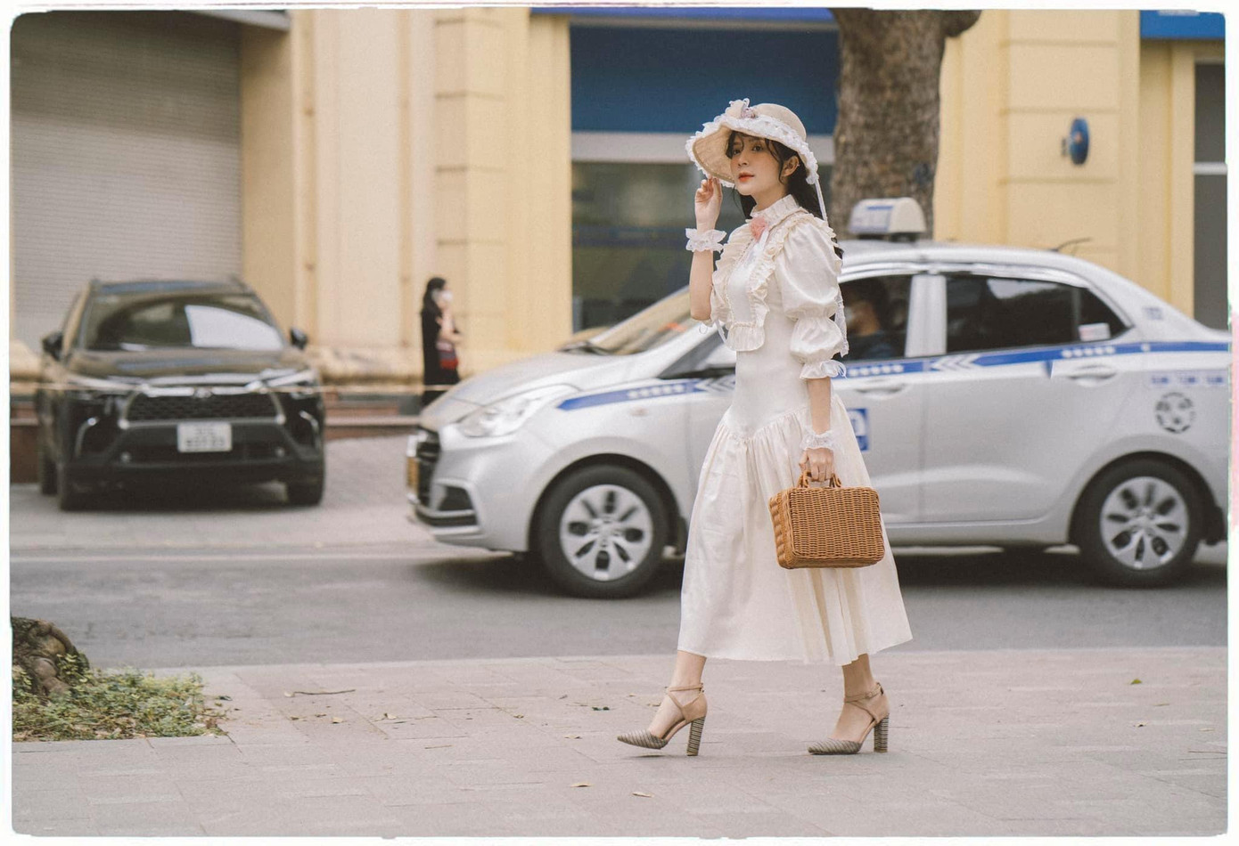 Dẫu vậy, Mặt nạ gương khiến nữ diễn viên gặp nhiều lời chỉ trích về vai diễn. Từ phía Ngọc Huyền, cô tâm sự: " Huyền biết vai diễn khi lên sóng truyền hình sẽ luôn có người khen, người chê nên không buồn vì điều đó mà luôn lấy đó là động lực để cố gắng. Cá nhân Huyền cho rằng nếu mình năng lực yếu kém và diễn nhạt như vậy thì đã không được chọn vào một bộ phim truyền hình như thế này rồi. Tuy nhiên Huyền vẫn luôn lắng nghe ý kiến của tất cả mọi người để dần hoàn thiện mình hơn. Dẫu vậy, Mặt nạ gương khiến nữ diễn viên gặp nhiều lời chỉ trích về vai diễn. Từ phía Ngọc Huyền, cô tâm sự: " Huyền biết vai diễn khi lên sóng truyền hình sẽ luôn có người khen, người chê nên không buồn vì điều đó mà luôn lấy đó là động lực để cố gắng. Cá nhân Huyền cho rằng nếu mình năng lực yếu kém và diễn nhạt như vậy thì đã không được chọn vào một bộ phim truyền hình như thế này rồi. Tuy nhiên Huyền vẫn luôn lắng nghe ý kiến của tất cả mọi người để dần hoàn thiện mình hơn.