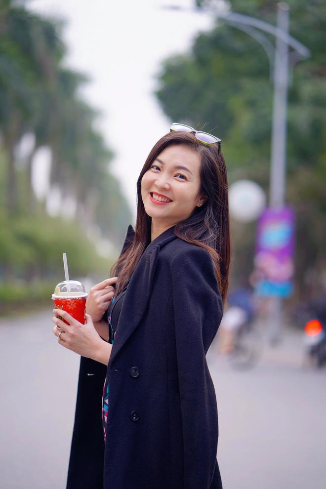 Nếu trên sóng truyền hình, Phương Thảo có hình ảnh chững chạc, nhã nhặn thì ngoài đời cô sở hữu nhan sắc trẻ trung, phong cách thanh lịch.