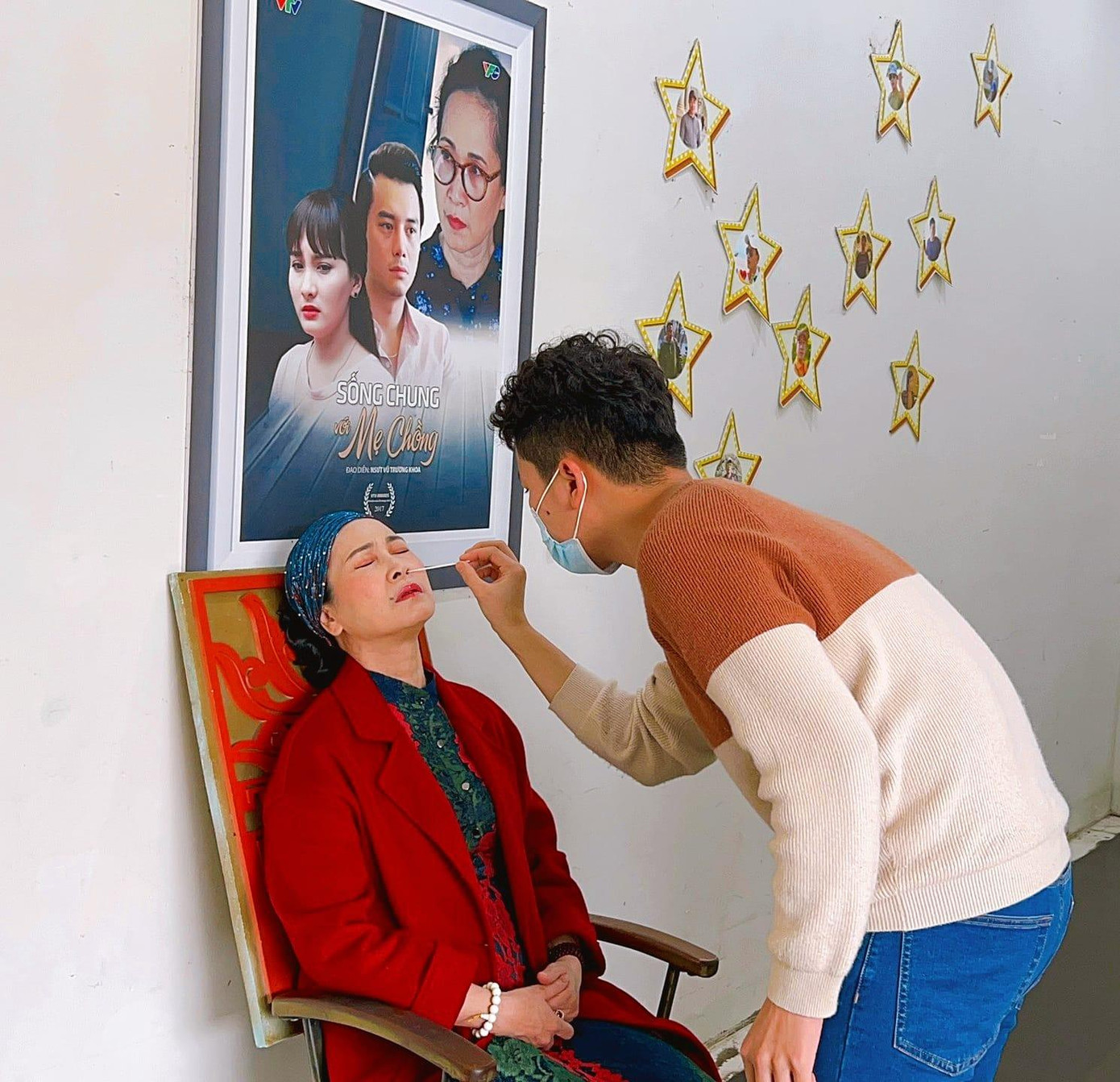 NSND Lan Hương chia sẻ hình ảnh test COVID - 19 trước khi thực hình vai diễn. Tuy nhiên theo chia sẻ, nữ nghệ sĩ đã bị mắc COVID - 19. "Ngoáy buổi chiều một vạch mà tối đến về nhà đã 2 vạch". - NSND Lan Hương kể lại.