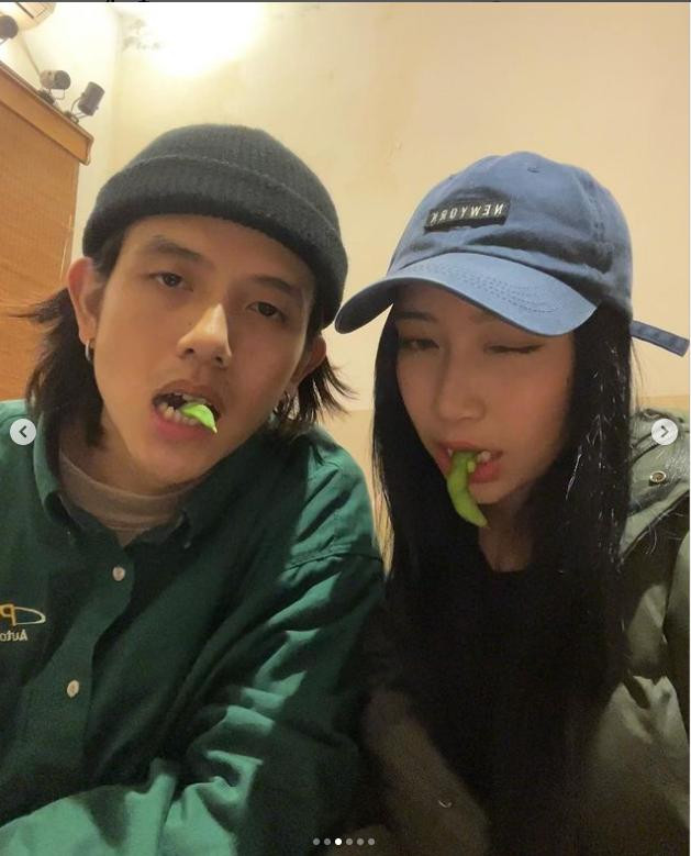 Ngoài ra, giọng ca bản hit "Công chúa bong bóng remix" chia sẻ khoảnh khắc dễ thương đời thường của cô cùng bạn trai. Ngoài ra, giọng ca bản hit "Công chúa bong bóng remix" chia sẻ khoảnh khắc dễ thương đời thường của cô cùng bạn trai.