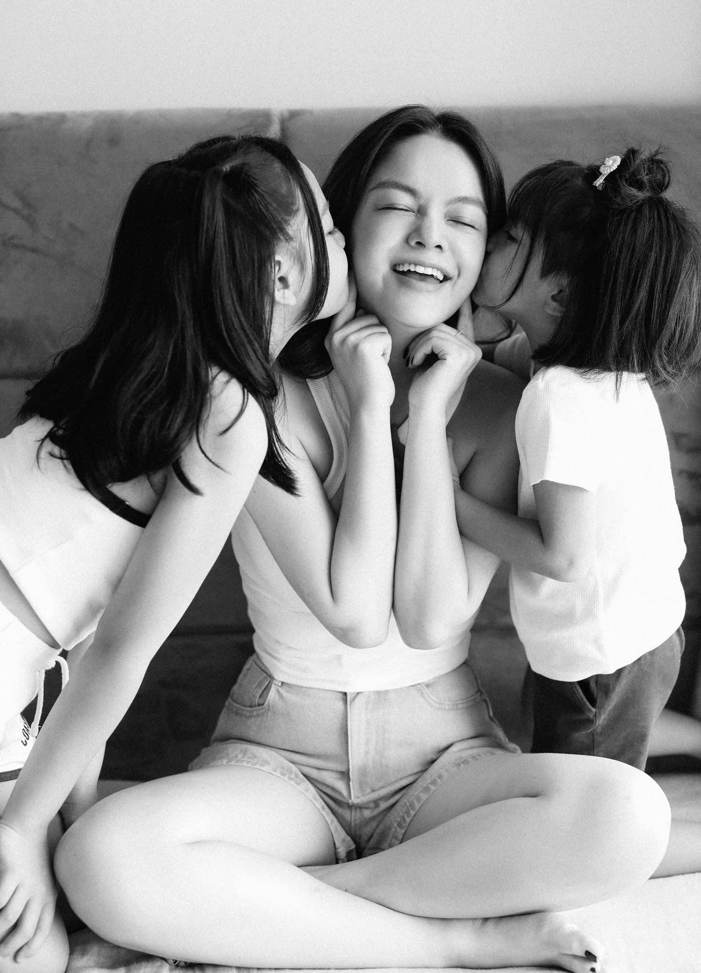 Hiện nữ ca sĩ cho biết cô tập trung phát triển sự nghiệp, dành tình yêu cho hai con. Hiện nữ ca sĩ cho biết cô tập trung phát triển sự nghiệp, dành tình yêu cho hai con.