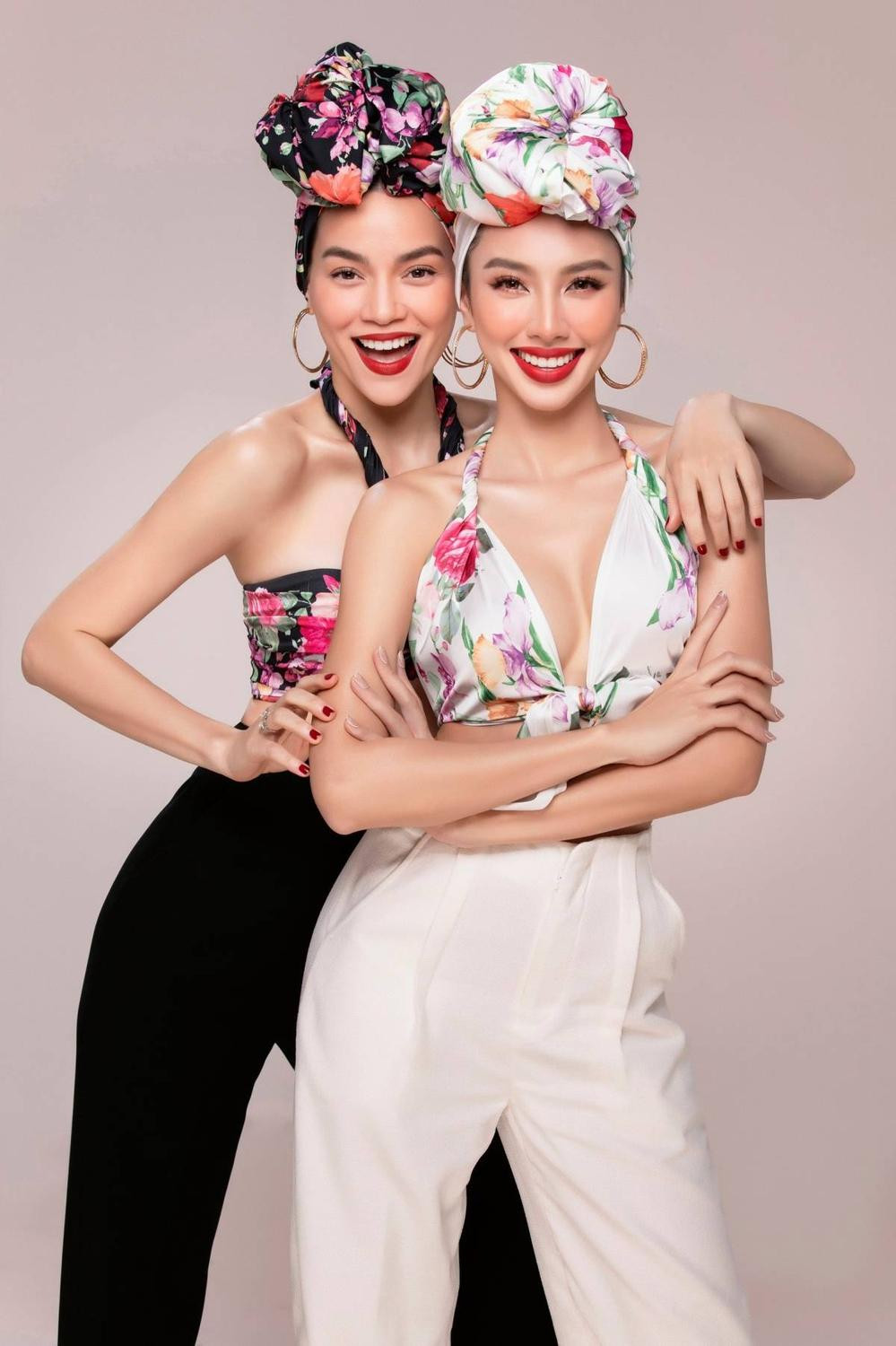 Cả hai diện đồ đôi, khoe thần thái và tương tác thân thiết khi ở chung một khung hình. Nếu như nàng hậu ghi điểm với chiếc eo bé xíu, đôi vai gầy thì giọng ca Cả Một Trời Thương Nhớ khiến tôi phải khó rời mắt với thân hình gợi cảm.