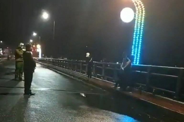 Lực lượng Công an Quảng Ngãi vận động người đàn ông thả con tin (Ảnh Chụp màn hình clip). Lực lượng Công an Quảng Ngãi vận động người đàn ông thả con tin (Ảnh Chụp màn hình clip).