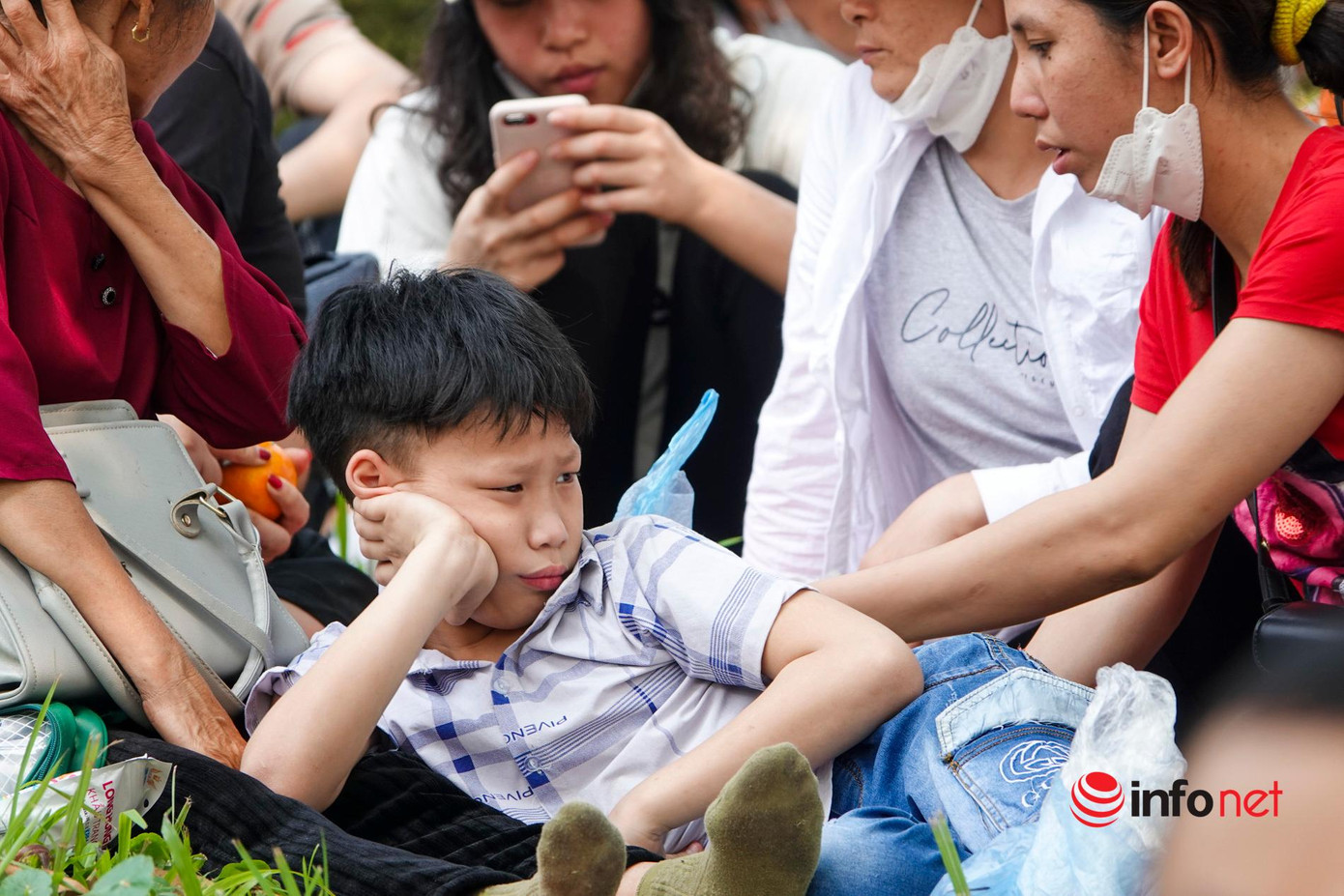 Nhiều em nhỏ mệt mỏi, nằm vạ vật ở bãi cỏ trong khuân viên Đền Hùng.