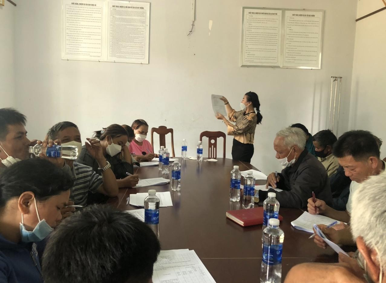 Đoàn công tác hướng dẫn bà con xã Đắk Long điền thông tin vào phiếu điều tra Đoàn công tác hướng dẫn bà con xã Đắk Long điền thông tin vào phiếu điều tra