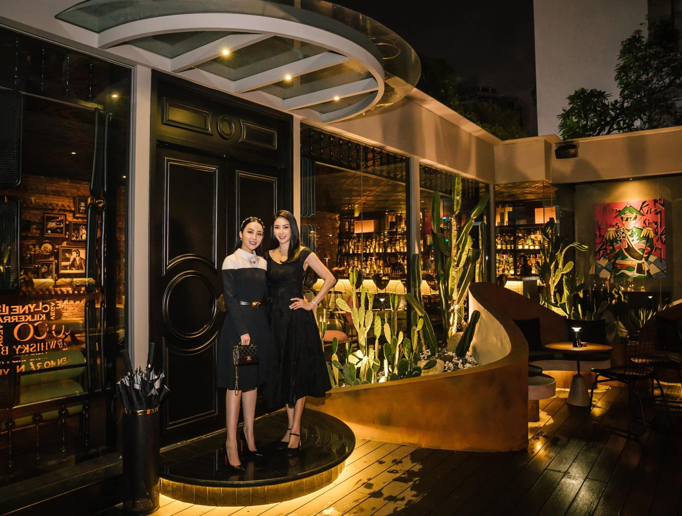 Tiệc sinh nhật được tổ chức ở không gian sang trọng, ấm cúng.