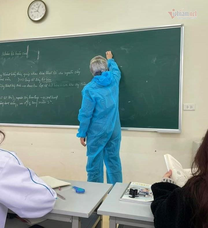 Cô giáo mặc đồ bảo hộ kín mít lên lớp dạy cho học trò 'không phải là F nào'