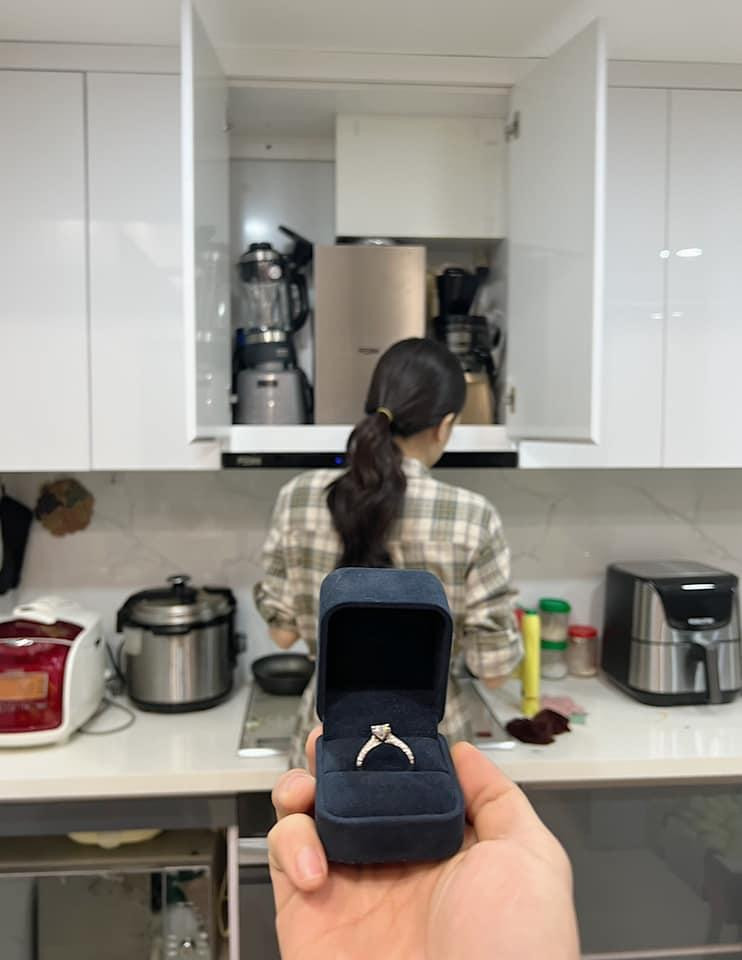 Chỉ sau 1 giờ đăng tải, bộ ảnh hài hước cán mốc hơn 30.000 lượt yêu thích cùng hơn 500 lượt chia sẻ từ khán giả. "Ôi xỉu ngang; ngưỡng mộ quá; đỉnh của chóp;..." là những câu cảm thán mà cộng đồng mạng liên tục bình luận dưới bài đăng.